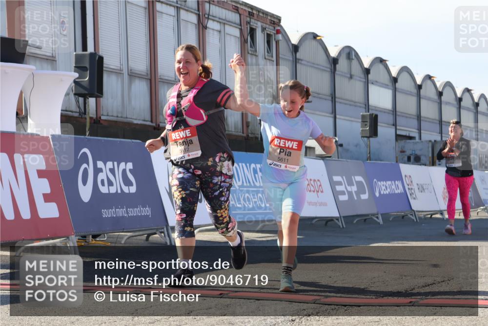 03.10.2025 - Köhlbrandbrückenlauf Luisa Fischer http://msf.ph/oto/9046719 03.10.2025 13:50:14 Ziel 7033, 9713, 5225, 5611, 5612 meine-sportfotos.de