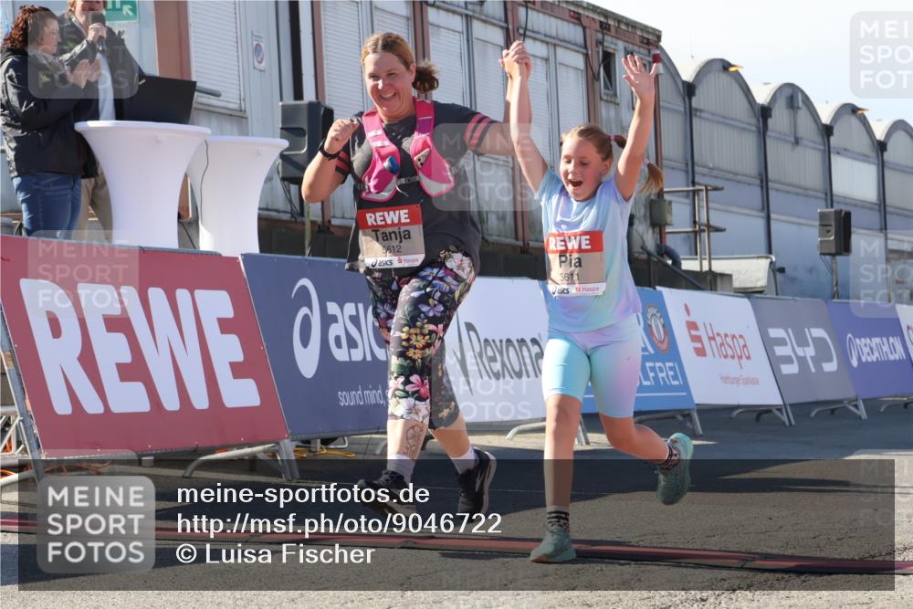03.10.2025 - Köhlbrandbrückenlauf Luisa Fischer http://msf.ph/oto/9046722 03.10.2025 13:50:15 Ziel 7033, 9713, 5225, 5547, 5611, 5612 meine-sportfotos.de