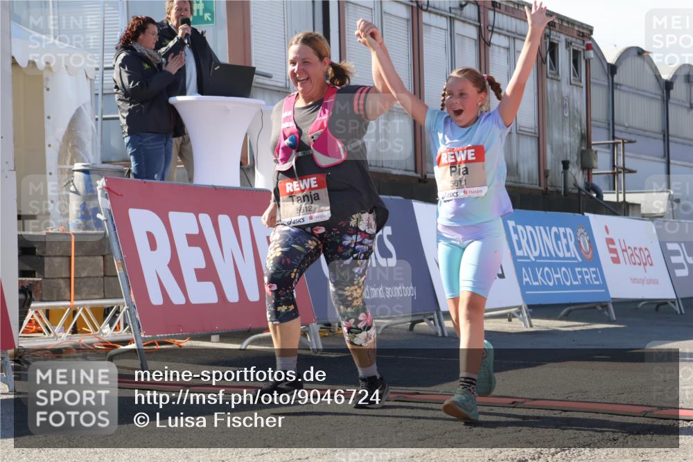 03.10.2025 - Köhlbrandbrückenlauf Luisa Fischer http://msf.ph/oto/9046724 03.10.2025 13:50:15 Ziel 7033, 9713, 5225, 5547, 5611, 5612 meine-sportfotos.de