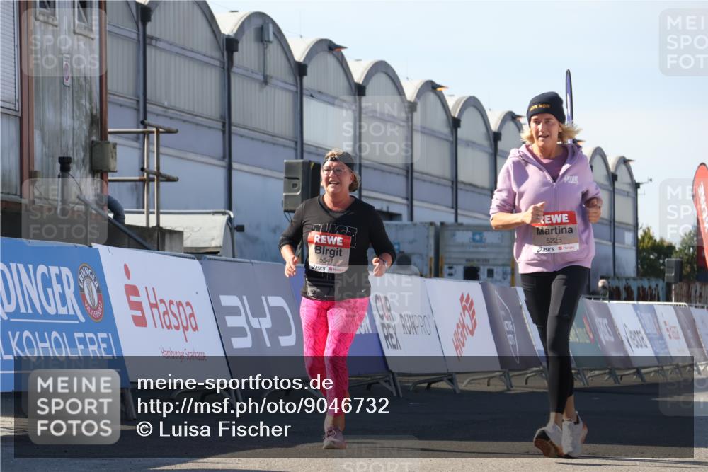 03.10.2025 - Köhlbrandbrückenlauf Luisa Fischer http://msf.ph/oto/9046732 03.10.2025 13:50:16 Ziel 7045, 9713, 5225, 5547, 5611, 5612 meine-sportfotos.de