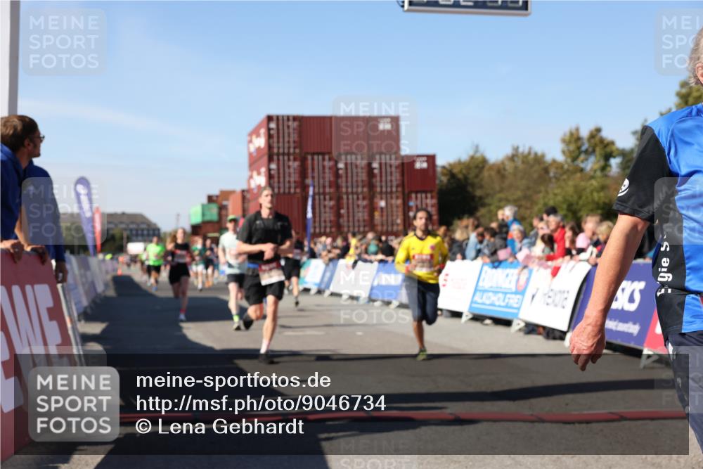 03.10.2025 - Köhlbrandbrückenlauf Lena Gebhardt http://msf.ph/oto/9046734 03.10.2025 13:02:18 Ziel 4109, 4130, 4281, 4337, 4492, 4946, 5617, 5697, 5747, 5845, 6465, 6492 meine-sportfotos.de