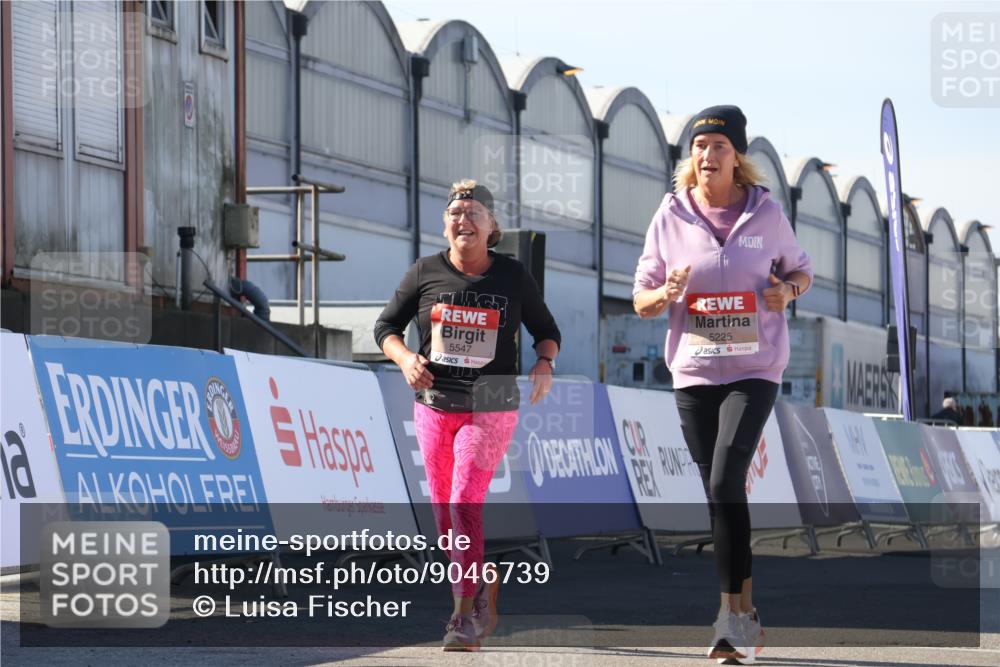 03.10.2025 - Köhlbrandbrückenlauf Luisa Fischer http://msf.ph/oto/9046739 03.10.2025 13:50:17 Ziel 7045, 9713, 5225, 5547, 5611, 5612 meine-sportfotos.de