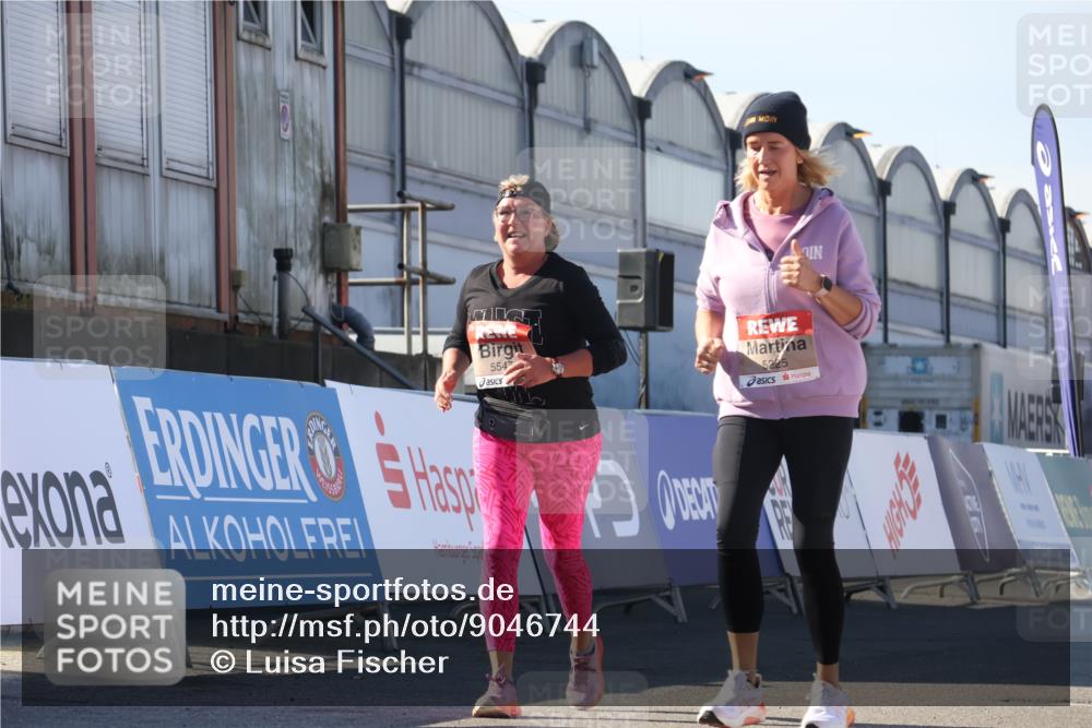 03.10.2025 - Köhlbrandbrückenlauf Luisa Fischer http://msf.ph/oto/9046744 03.10.2025 13:50:17 Ziel 7045, 9713, 5225, 5547, 5611, 5612 meine-sportfotos.de