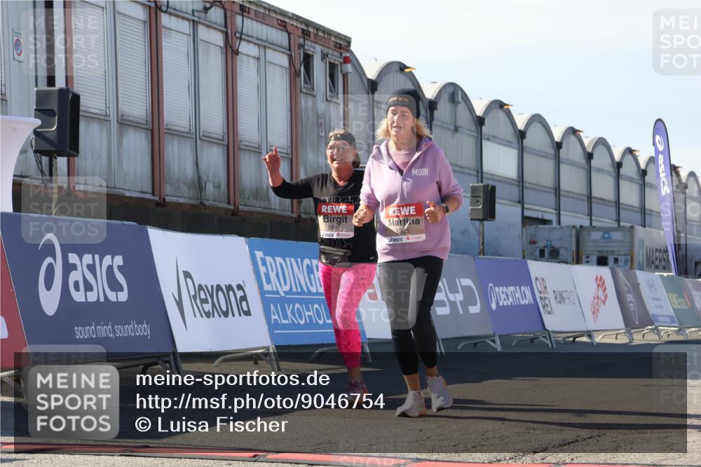 03.10.2025 - Köhlbrandbrückenlauf Luisa Fischer http://msf.ph/oto/9046754 03.10.2025 13:50:18 Ziel 7045, 9713, 5225, 5547, 5611, 5612 meine-sportfotos.de