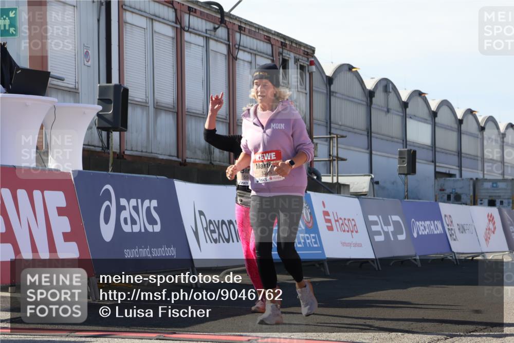 03.10.2025 - Köhlbrandbrückenlauf Luisa Fischer http://msf.ph/oto/9046762 03.10.2025 13:50:19 Ziel 7045, 9713, 5225, 5547, 5611, 5612 meine-sportfotos.de