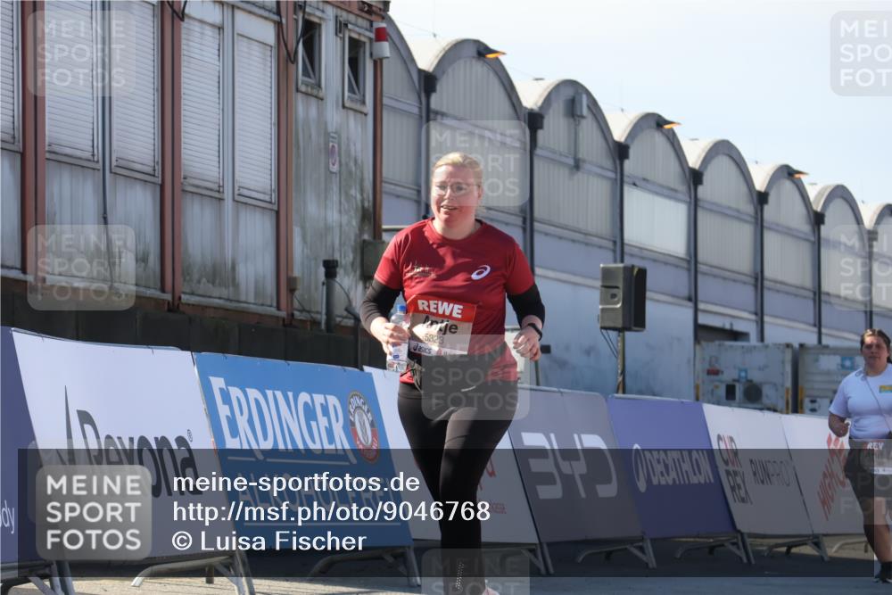 03.10.2025 - Köhlbrandbrückenlauf Luisa Fischer http://msf.ph/oto/9046768 03.10.2025 13:50:35 Ziel 7036, 7140, 5294, 5323 meine-sportfotos.de