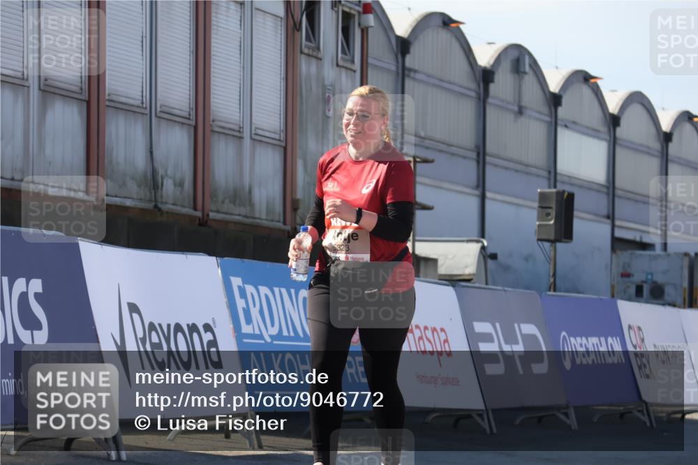 03.10.2025 - Köhlbrandbrückenlauf Luisa Fischer http://msf.ph/oto/9046772 03.10.2025 13:50:35 Ziel 7036, 7140, 5294, 5323 meine-sportfotos.de
