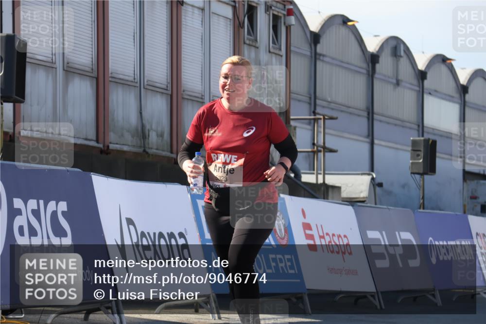03.10.2025 - Köhlbrandbrückenlauf Luisa Fischer http://msf.ph/oto/9046774 03.10.2025 13:50:35 Ziel 7036, 7140, 5294, 5323 meine-sportfotos.de