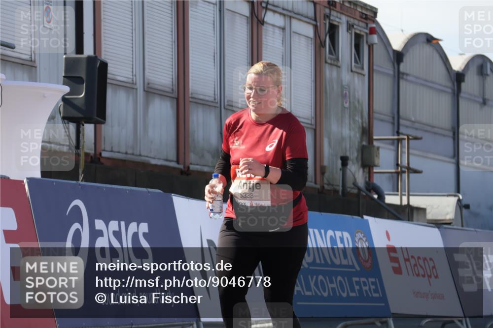 03.10.2025 - Köhlbrandbrückenlauf Luisa Fischer http://msf.ph/oto/9046778 03.10.2025 13:50:36 Ziel 7020, 7036, 5294, 5323, 5608 meine-sportfotos.de