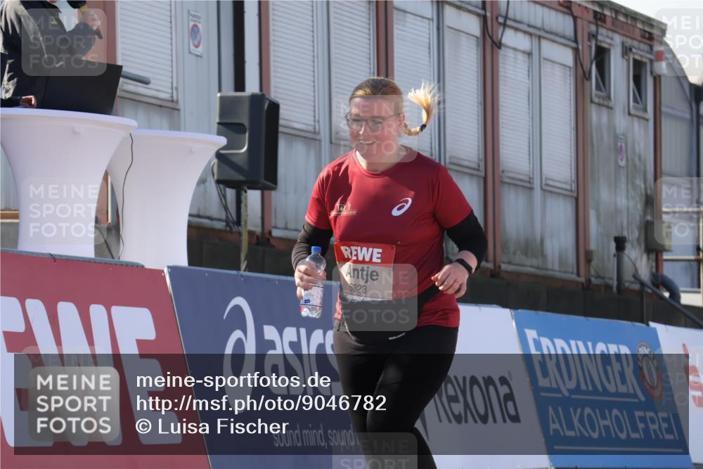 03.10.2025 - Köhlbrandbrückenlauf Luisa Fischer http://msf.ph/oto/9046782 03.10.2025 13:50:36 Ziel 7020, 7036, 5294, 5323, 5608 meine-sportfotos.de