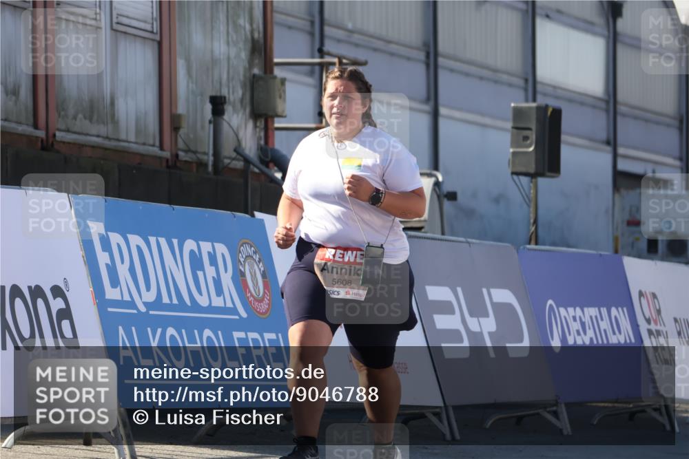 03.10.2025 - Köhlbrandbrückenlauf Luisa Fischer http://msf.ph/oto/9046788 03.10.2025 13:50:38 Ziel 7020, 7036, 5294, 5323, 5608 meine-sportfotos.de