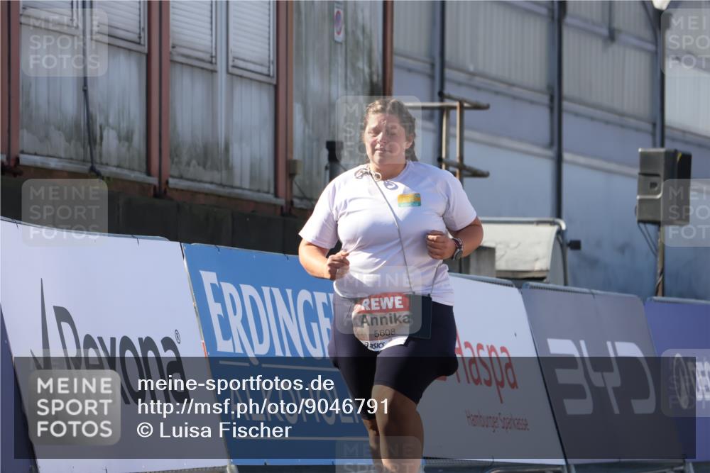 03.10.2025 - Köhlbrandbrückenlauf Luisa Fischer http://msf.ph/oto/9046791 03.10.2025 13:50:39 Ziel 7020, 7036, 5294, 5323, 5608 meine-sportfotos.de