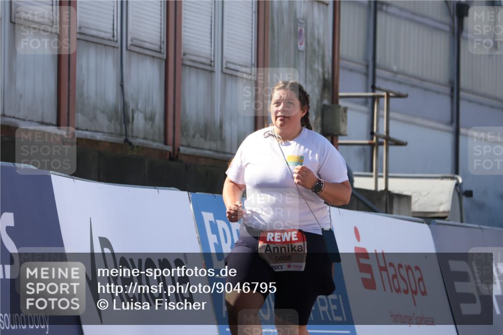 03.10.2025 - Köhlbrandbrückenlauf Luisa Fischer http://msf.ph/oto/9046795 03.10.2025 13:50:39 Ziel 7020, 7036, 5294, 5323, 5608 meine-sportfotos.de