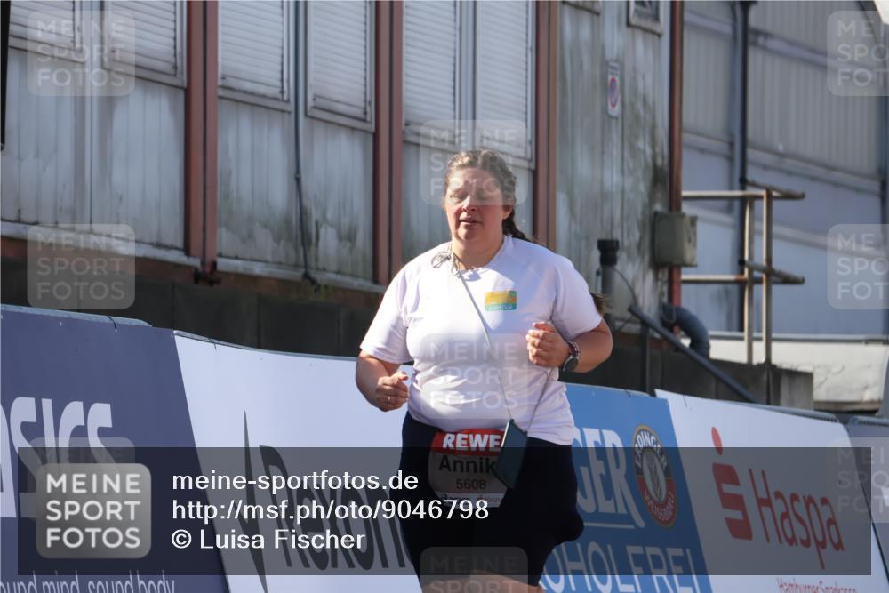 03.10.2025 - Köhlbrandbrückenlauf Luisa Fischer http://msf.ph/oto/9046798 03.10.2025 13:50:39 Ziel 7020, 7036, 5294, 5323, 5608 meine-sportfotos.de
