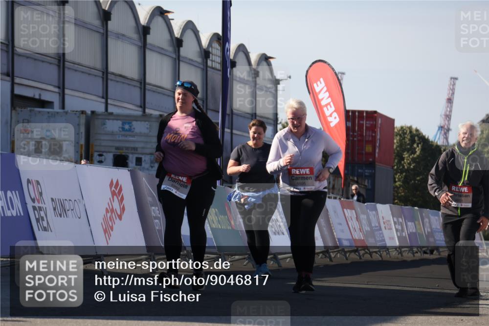 03.10.2025 - Köhlbrandbrückenlauf Luisa Fischer http://msf.ph/oto/9046817 03.10.2025 13:50:42 Ziel 7020, 7065, 5323, 5608 meine-sportfotos.de