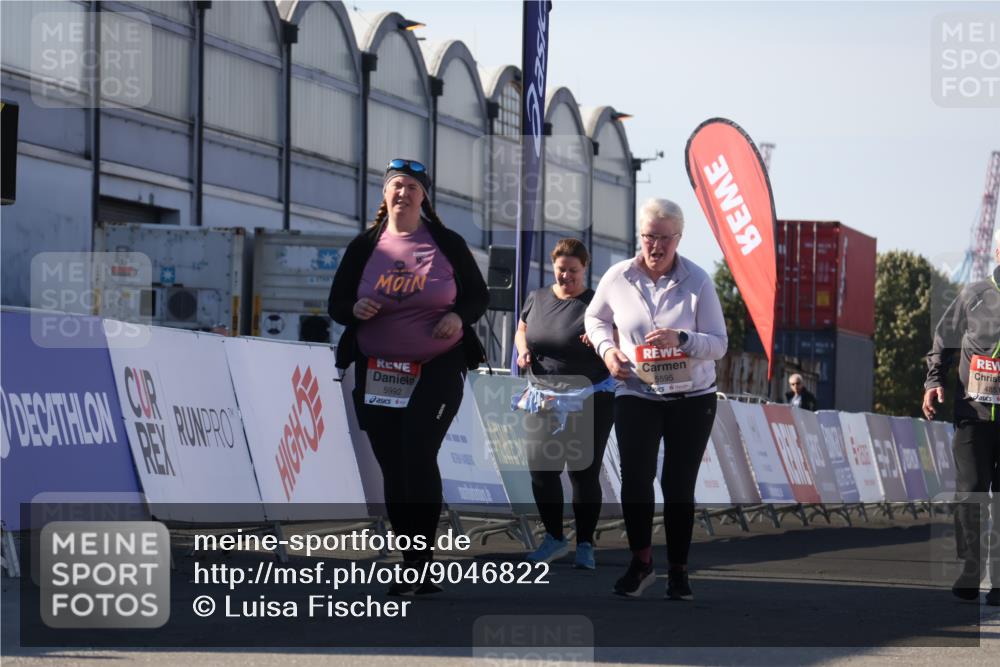 03.10.2025 - Köhlbrandbrückenlauf Luisa Fischer http://msf.ph/oto/9046822 03.10.2025 13:50:42 Ziel 7020, 7065, 5323, 5608 meine-sportfotos.de