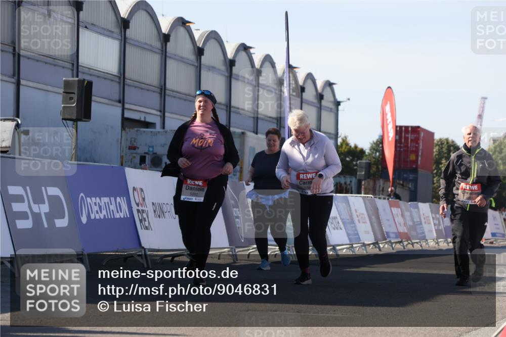 03.10.2025 - Köhlbrandbrückenlauf Luisa Fischer http://msf.ph/oto/9046831 03.10.2025 13:50:43 Ziel 7020, 7065, 5323, 5608 meine-sportfotos.de