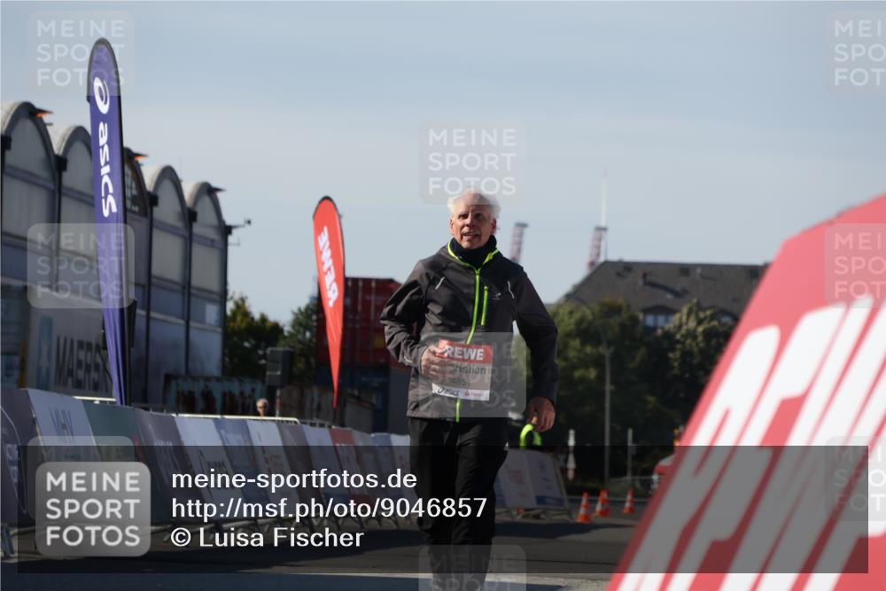 03.10.2025 - Köhlbrandbrückenlauf Luisa Fischer http://msf.ph/oto/9046857 03.10.2025 13:50:47 Ziel 7020, 7065, 5323, 5472, 5595, 5608, 5992 meine-sportfotos.de