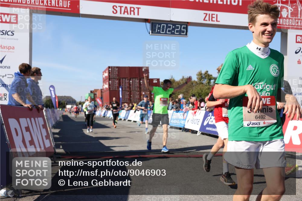 03.10.2025 - Köhlbrandbrückenlauf Lena Gebhardt http://msf.ph/oto/9046903 03.10.2025 13:02:26 Ziel 4187, 4271, 4277, 4337, 4380, 4492, 4783, 4946, 5080, 5617, 5697, 5747, 5784, 5845, 6465, 6492 meine-sportfotos.de