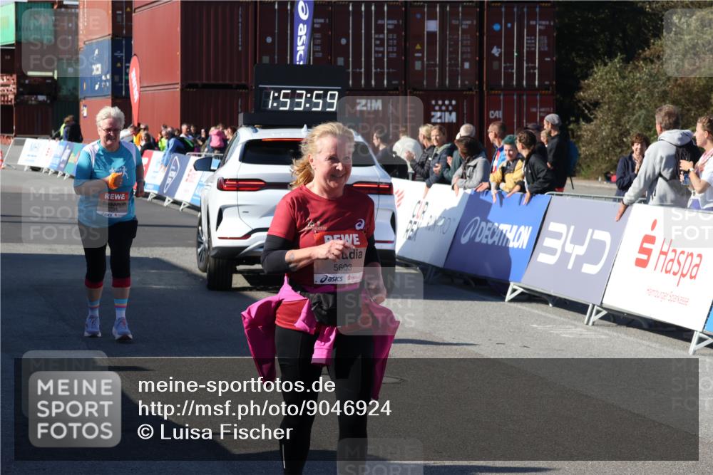 03.10.2025 - Köhlbrandbrückenlauf Luisa Fischer http://msf.ph/oto/9046924 03.10.2025 13:53:58 Ziel 7074, 9268, 5603, 5819, 6529, 6549 meine-sportfotos.de