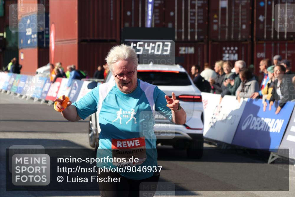 03.10.2025 - Köhlbrandbrückenlauf Luisa Fischer http://msf.ph/oto/9046937 03.10.2025 13:54:02 Ziel 5603, 5819, 6529, 6549 meine-sportfotos.de
