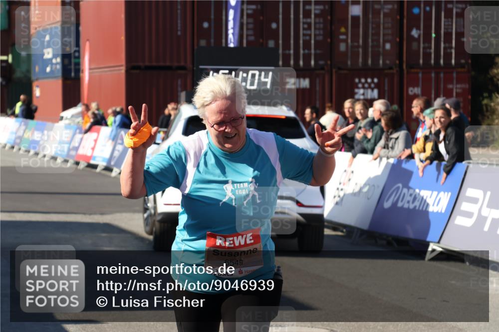 03.10.2025 - Köhlbrandbrückenlauf Luisa Fischer http://msf.ph/oto/9046939 03.10.2025 13:54:03 Ziel 5603, 5819, 6529, 6549 meine-sportfotos.de