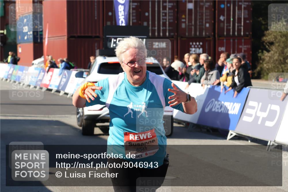 03.10.2025 - Köhlbrandbrückenlauf Luisa Fischer http://msf.ph/oto/9046943 03.10.2025 13:54:03 Ziel 5603, 5819, 6529, 6549 meine-sportfotos.de