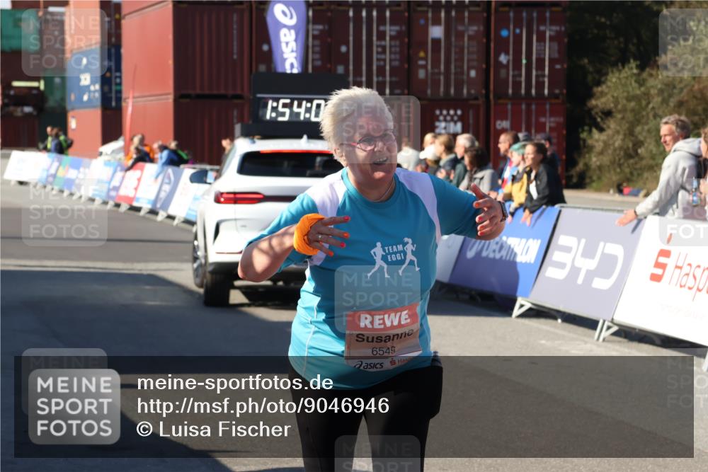 03.10.2025 - Köhlbrandbrückenlauf Luisa Fischer http://msf.ph/oto/9046946 03.10.2025 13:54:03 Ziel 5603, 5819, 6529, 6549 meine-sportfotos.de