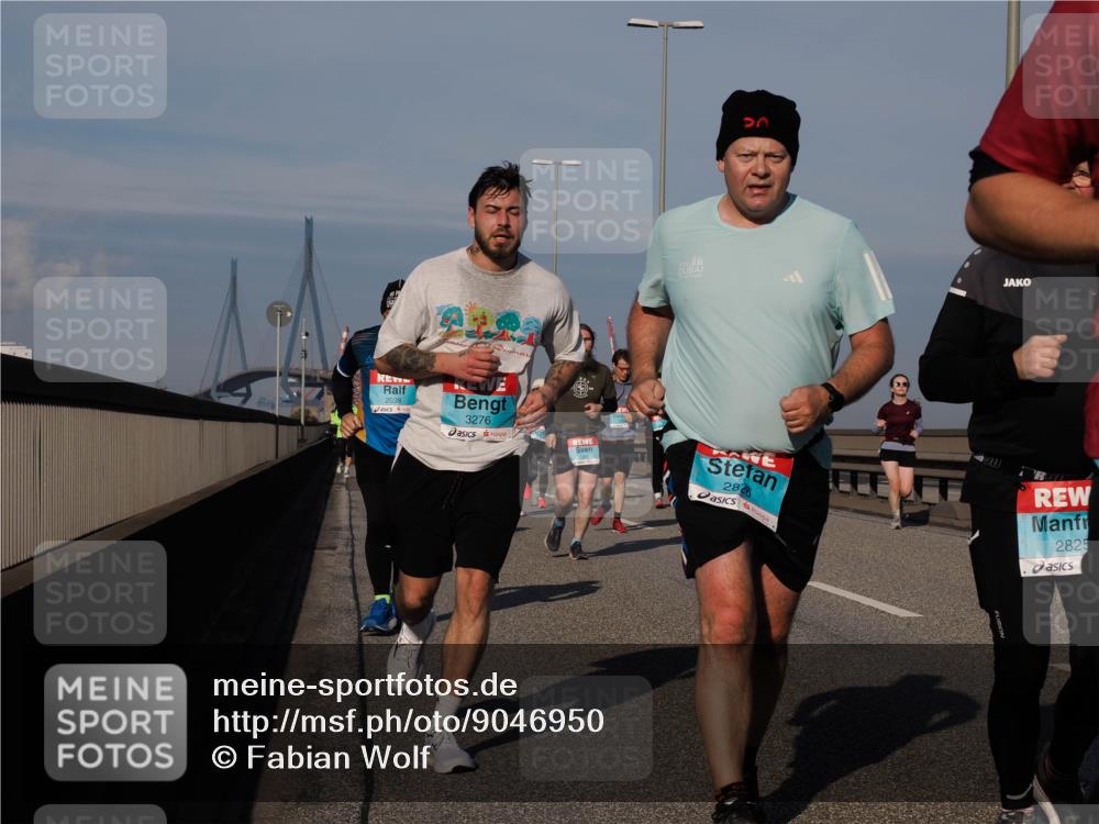 03.10.2025 - Köhlbrandbrückenlauf Fabian Wolf http://msf.ph/oto/9046950 03.10.2025 09:58:56 Position 3 2038, 3276, 2826, 2825 meine-sportfotos.de