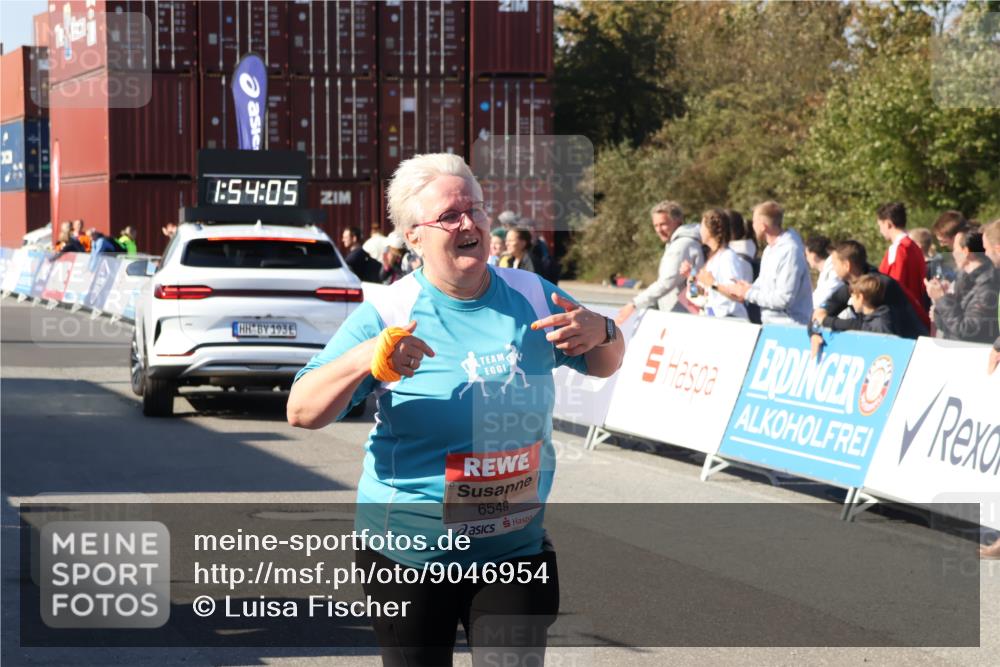 03.10.2025 - Köhlbrandbrückenlauf Luisa Fischer http://msf.ph/oto/9046954 03.10.2025 13:54:04 Ziel 5603, 5819, 6529, 6549 meine-sportfotos.de