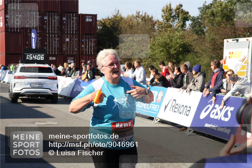 03.10.2025 - Köhlbrandbrückenlauf Luisa Fischer http://msf.ph/oto/9046961 03.10.2025 13:54:05 Ziel 8920, 5603, 5819, 6529, 6549 meine-sportfotos.de