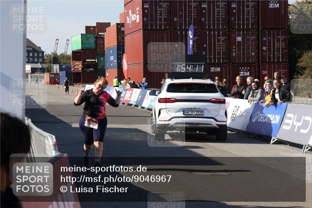 03.10.2025 - Köhlbrandbrückenlauf Luisa Fischer http://msf.ph/oto/9046967 03.10.2025 13:54:10 Ziel 8920, 5471, 5603, 6549 meine-sportfotos.de