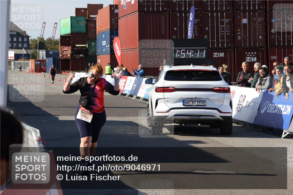 03.10.2025 - Köhlbrandbrückenlauf Luisa Fischer http://msf.ph/oto/9046971 03.10.2025 13:54:10 Ziel 8920, 5471, 5603, 6549 meine-sportfotos.de