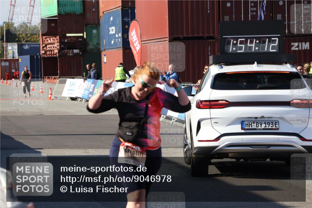 03.10.2025 - Köhlbrandbrückenlauf Luisa Fischer http://msf.ph/oto/9046978 03.10.2025 13:54:11 Ziel 8920, 5471, 6549 meine-sportfotos.de