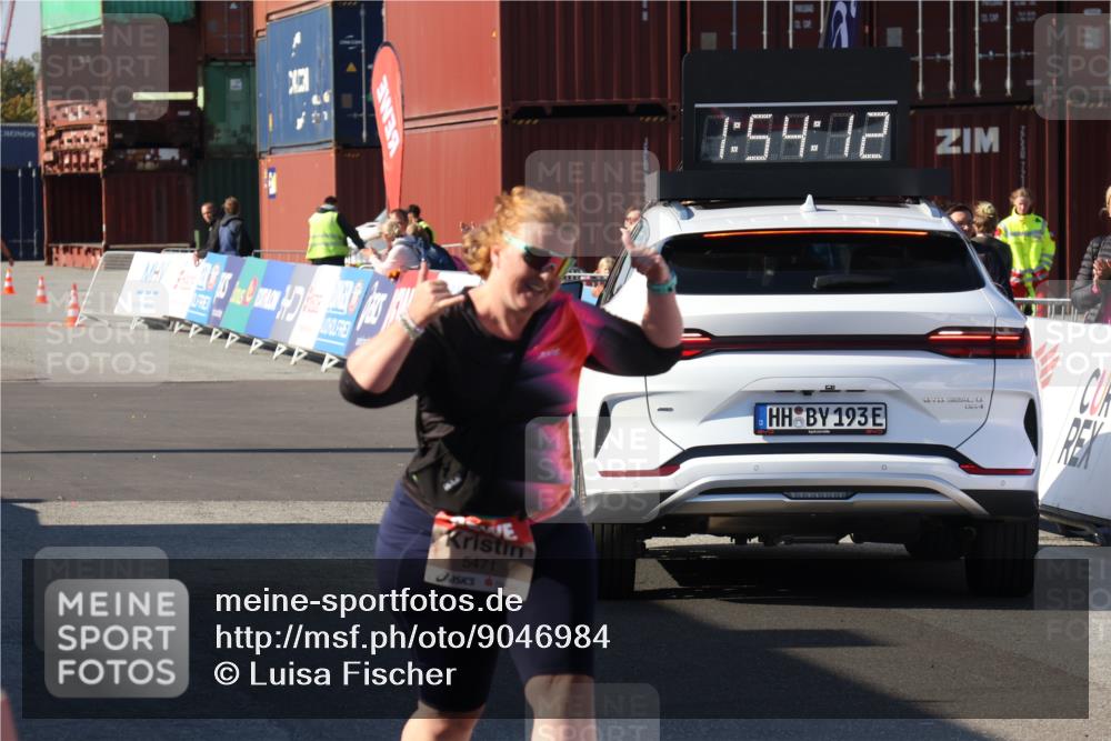 03.10.2025 - Köhlbrandbrückenlauf Luisa Fischer http://msf.ph/oto/9046984 03.10.2025 13:54:11 Ziel 8920, 5471, 6549 meine-sportfotos.de