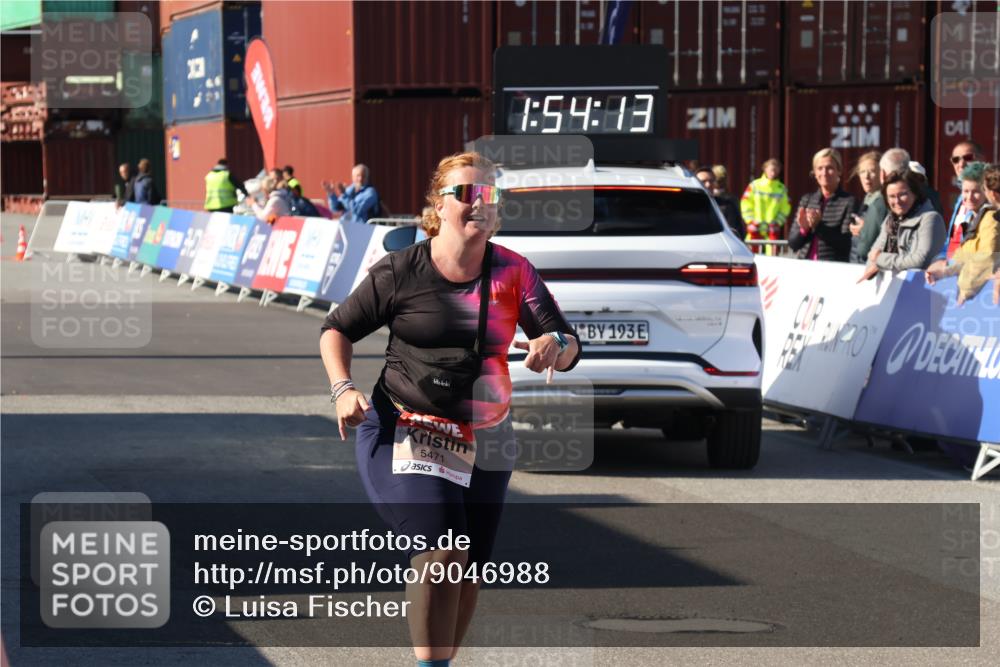 03.10.2025 - Köhlbrandbrückenlauf Luisa Fischer http://msf.ph/oto/9046988 03.10.2025 13:54:11 Ziel 8920, 5471, 6549 meine-sportfotos.de
