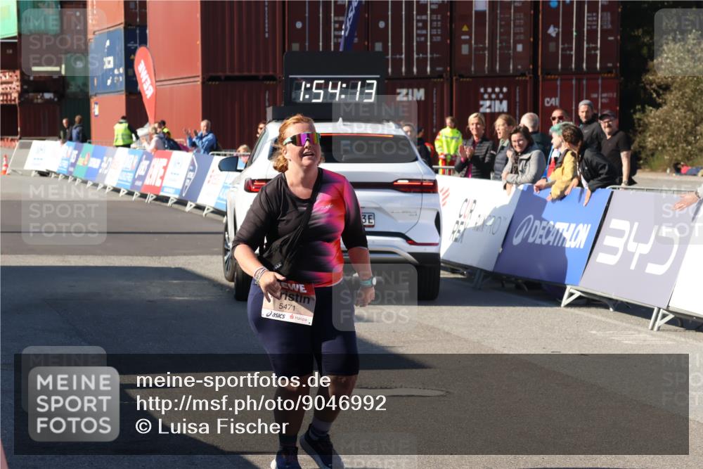 03.10.2025 - Köhlbrandbrückenlauf Luisa Fischer http://msf.ph/oto/9046992 03.10.2025 13:54:12 Ziel 8920, 5471, 6549 meine-sportfotos.de