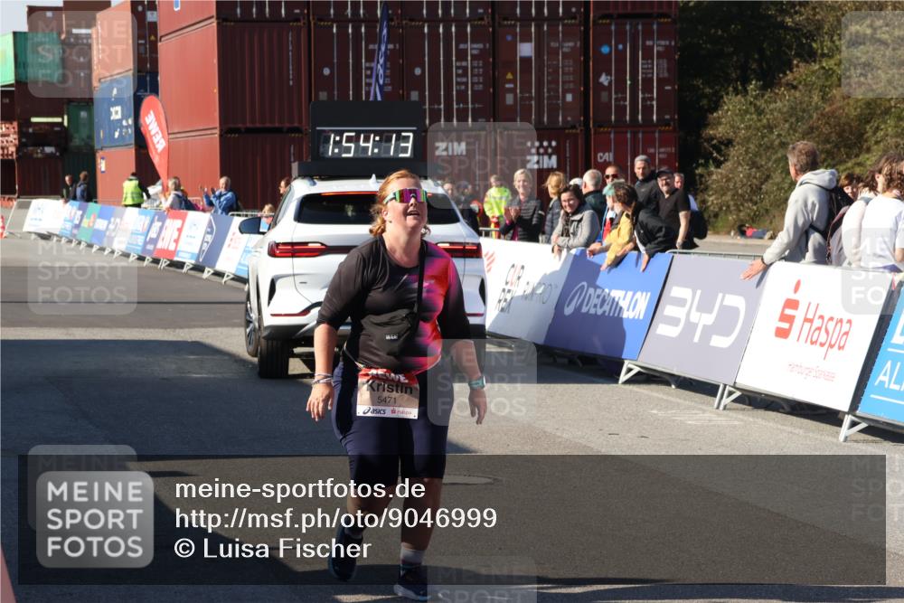 03.10.2025 - Köhlbrandbrückenlauf Luisa Fischer http://msf.ph/oto/9046999 03.10.2025 13:54:12 Ziel 8920, 5471, 6549 meine-sportfotos.de