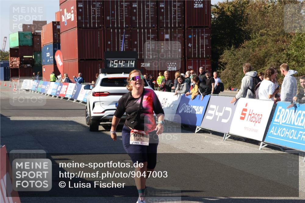 03.10.2025 - Köhlbrandbrückenlauf Luisa Fischer http://msf.ph/oto/9047003 03.10.2025 13:54:12 Ziel 8920, 5471, 6549 meine-sportfotos.de