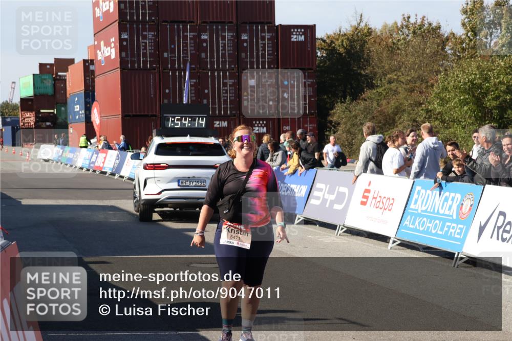 03.10.2025 - Köhlbrandbrückenlauf Luisa Fischer http://msf.ph/oto/9047011 03.10.2025 13:54:13 Ziel 8920, 5471, 6549 meine-sportfotos.de
