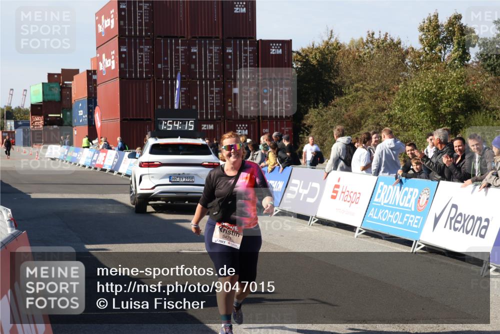 03.10.2025 - Köhlbrandbrückenlauf Luisa Fischer http://msf.ph/oto/9047015 03.10.2025 13:54:13 Ziel 8920, 5471, 6549 meine-sportfotos.de