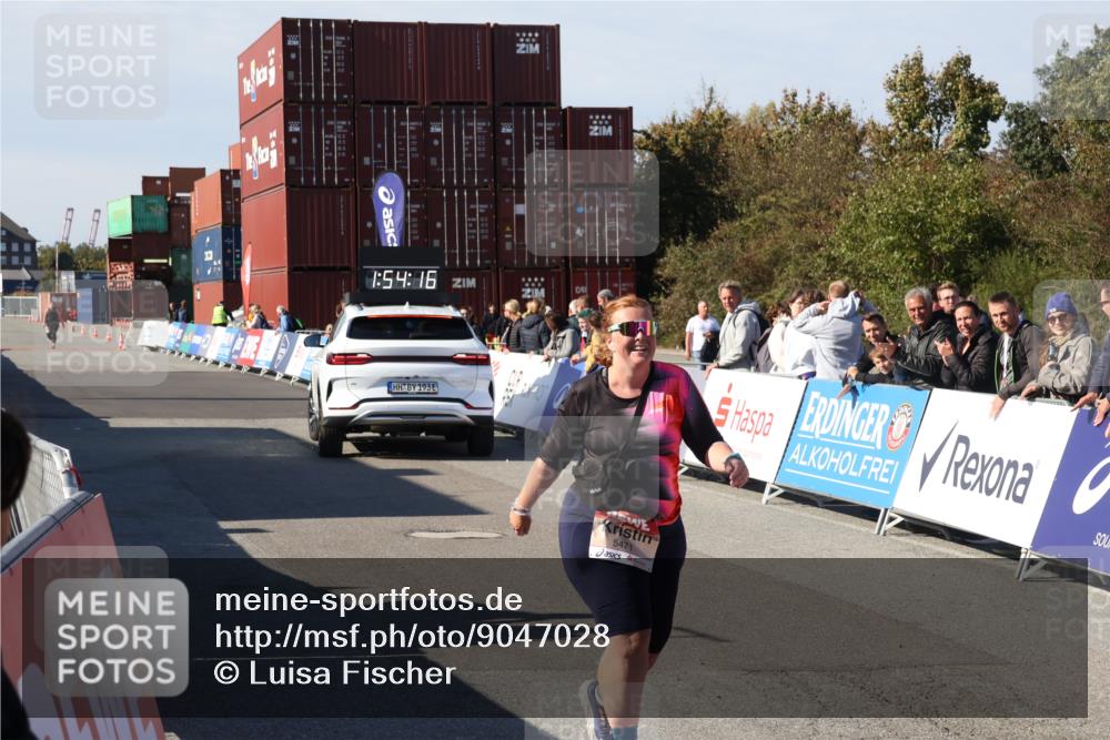 03.10.2025 - Köhlbrandbrückenlauf Luisa Fischer http://msf.ph/oto/9047028 03.10.2025 13:54:14 Ziel 7123, 8920, 5471, 6549 meine-sportfotos.de