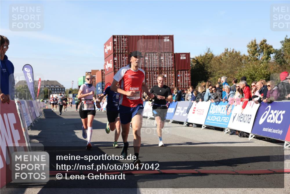 03.10.2025 - Köhlbrandbrückenlauf Lena Gebhardt http://msf.ph/oto/9047042 03.10.2025 13:02:34 Ziel 4024, 4187, 4271, 4277, 4337, 4380, 4783, 5080, 5784, 6320, 6321, 6465, 6479, 6783 meine-sportfotos.de