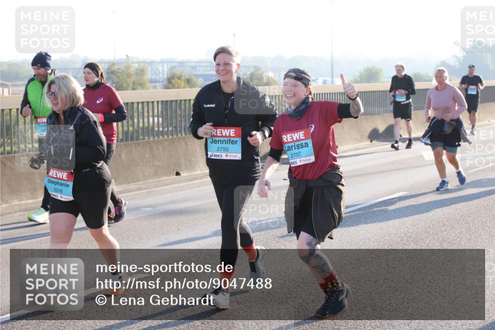 03.10.2025 - Köhlbrandbrückenlauf Lena Gebhardt http://msf.ph/oto/9047488 03.10.2025 09:29:29 Position 1 2545, 3319, 2755, 2757 meine-sportfotos.de