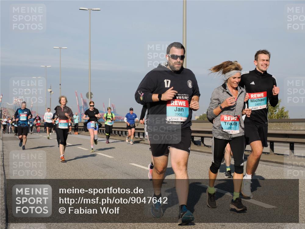 03.10.2025 - Köhlbrandbrückenlauf Fabian Wolf http://msf.ph/oto/9047642 03.10.2025 09:59:45 Position 3 17, 2905, 2423, 2422 meine-sportfotos.de