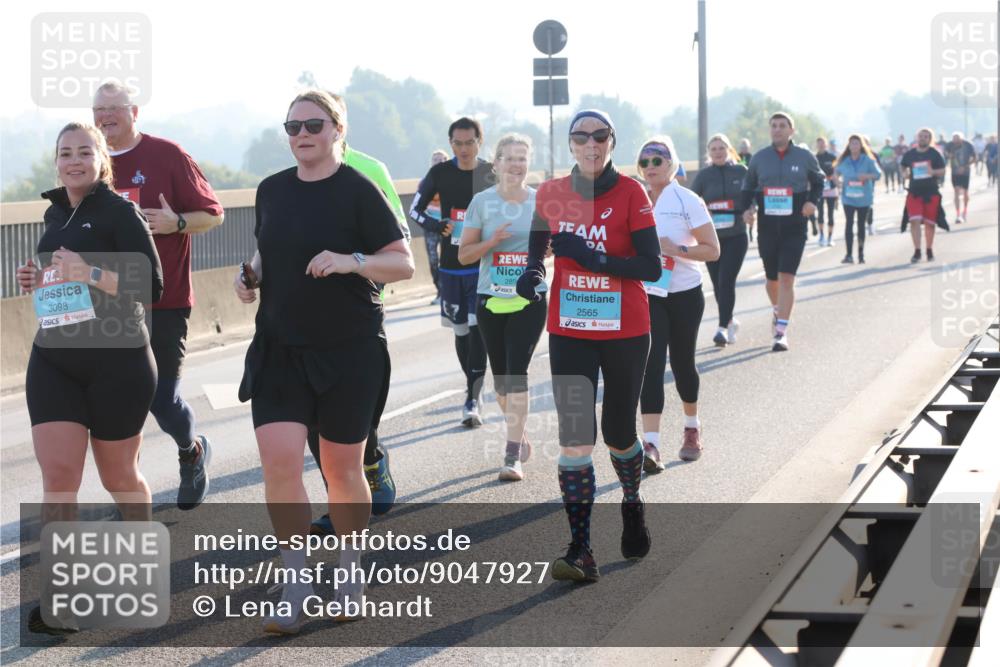03.10.2025 - Köhlbrandbrückenlauf Lena Gebhardt http://msf.ph/oto/9047927 03.10.2025 09:30:04 Position 1 3098, 289, 2565 meine-sportfotos.de