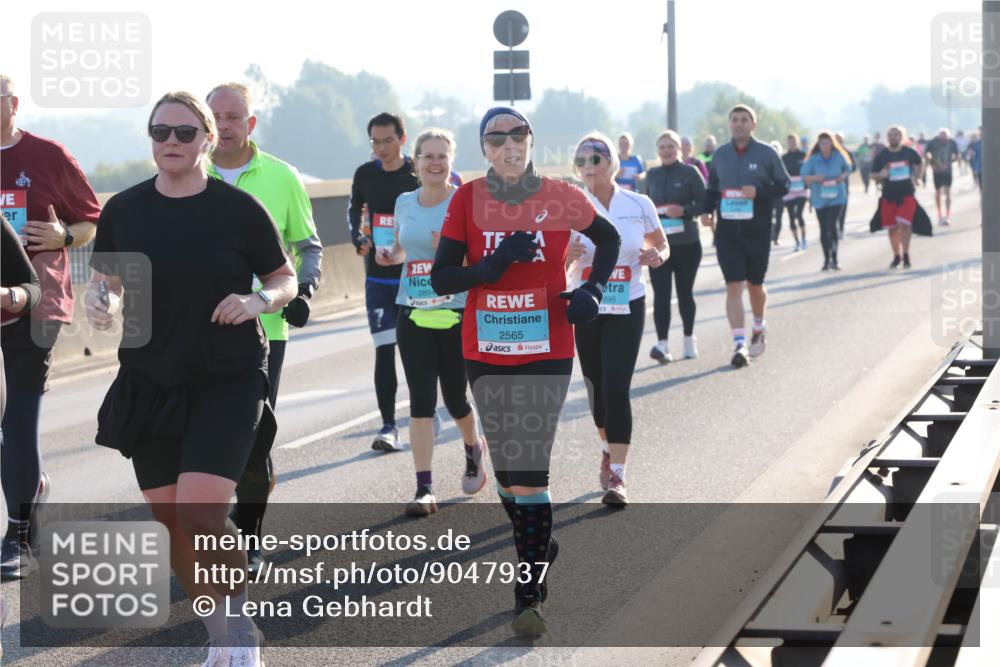 03.10.2025 - Köhlbrandbrückenlauf Lena Gebhardt http://msf.ph/oto/9047937 03.10.2025 09:30:05 Position 1 2894, 2565, 895 meine-sportfotos.de