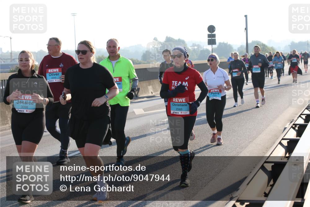 03.10.2025 - Köhlbrandbrückenlauf Lena Gebhardt http://msf.ph/oto/9047944 03.10.2025 09:30:06 Position 1 3098, 3349, 2565 meine-sportfotos.de