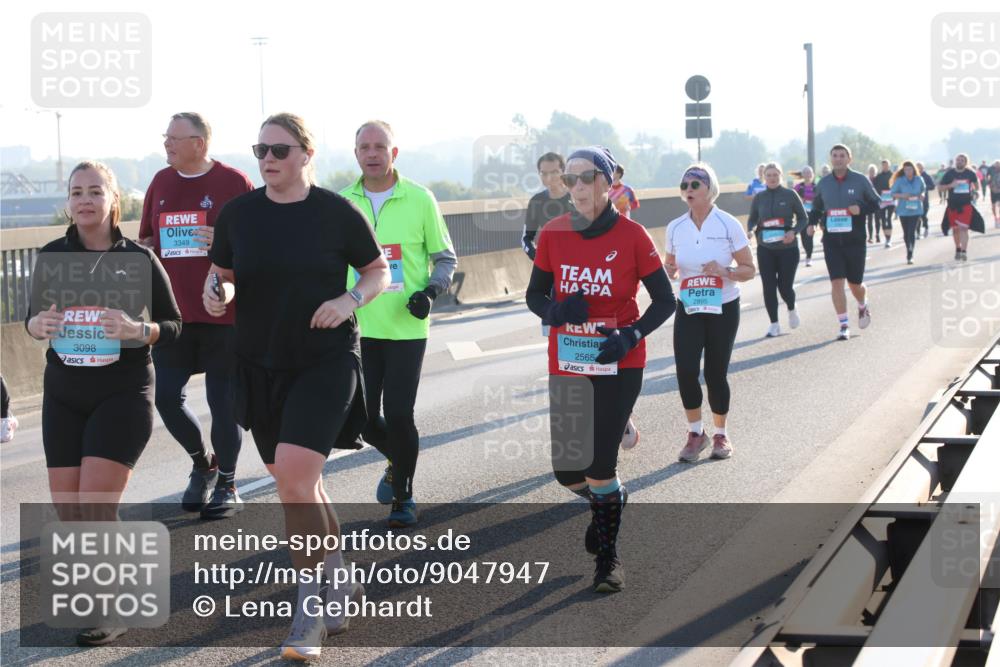 03.10.2025 - Köhlbrandbrückenlauf Lena Gebhardt http://msf.ph/oto/9047947 03.10.2025 09:30:06 Position 1 3098, 3349, 2565, 2895 meine-sportfotos.de