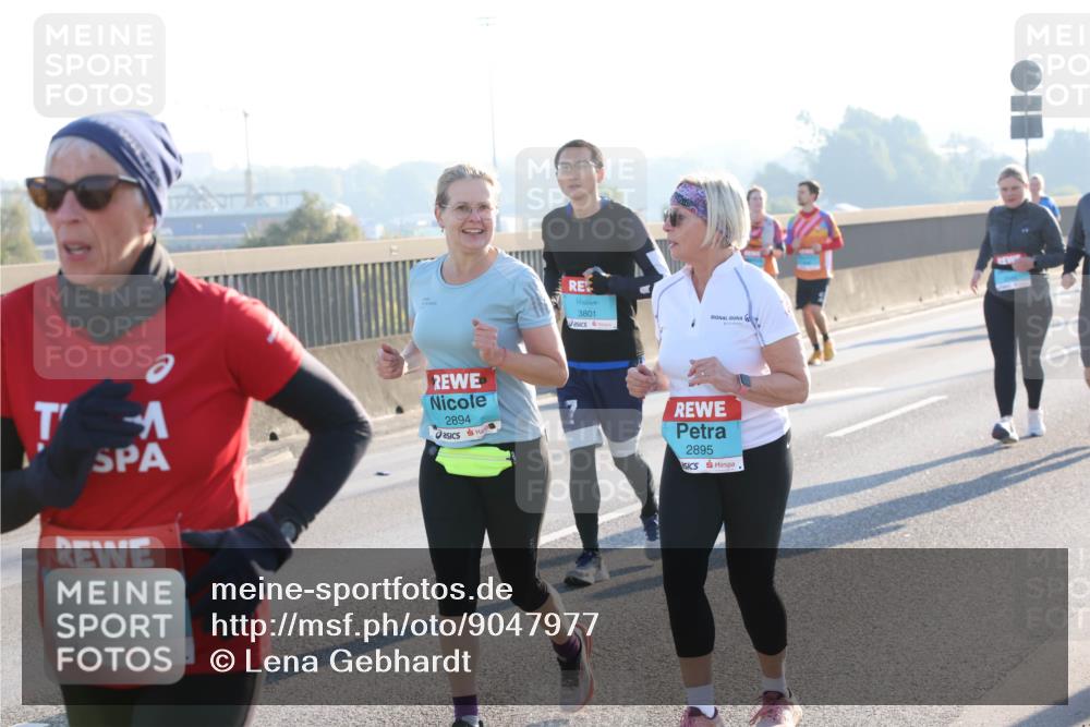 03.10.2025 - Köhlbrandbrückenlauf Lena Gebhardt http://msf.ph/oto/9047977 03.10.2025 09:30:08 Position 1 7, 2565, 2894, 3801, 2895 meine-sportfotos.de